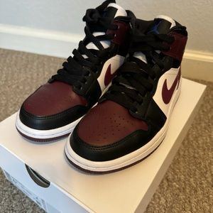 Air Jordan 1 Mid SE Gold Pendants